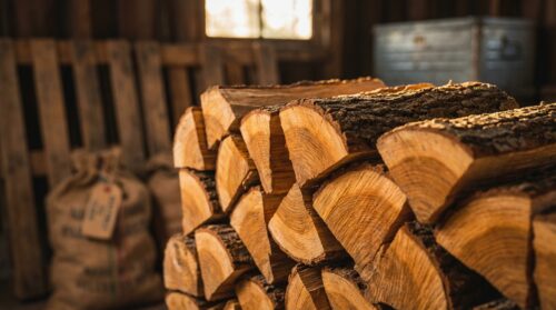 zjistěte aktuální cenu dřeva na topení o délce 50 cm v lednu 2026, včetně informací o skladovacích poplatcích, možnostech dodání a nejnovějších tržních trendech.