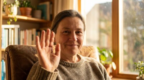 objevte, co nám psychologie odhaluje o významu a vlivu pozdravu bez nutnosti vstávat ze židle.