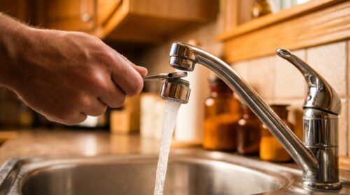 konec problémům s nízkým tlakem vody: rychlý a snadný návod, jak vyměnit ucpaný perlátor na kohoutku a obnovit silný proud vody.